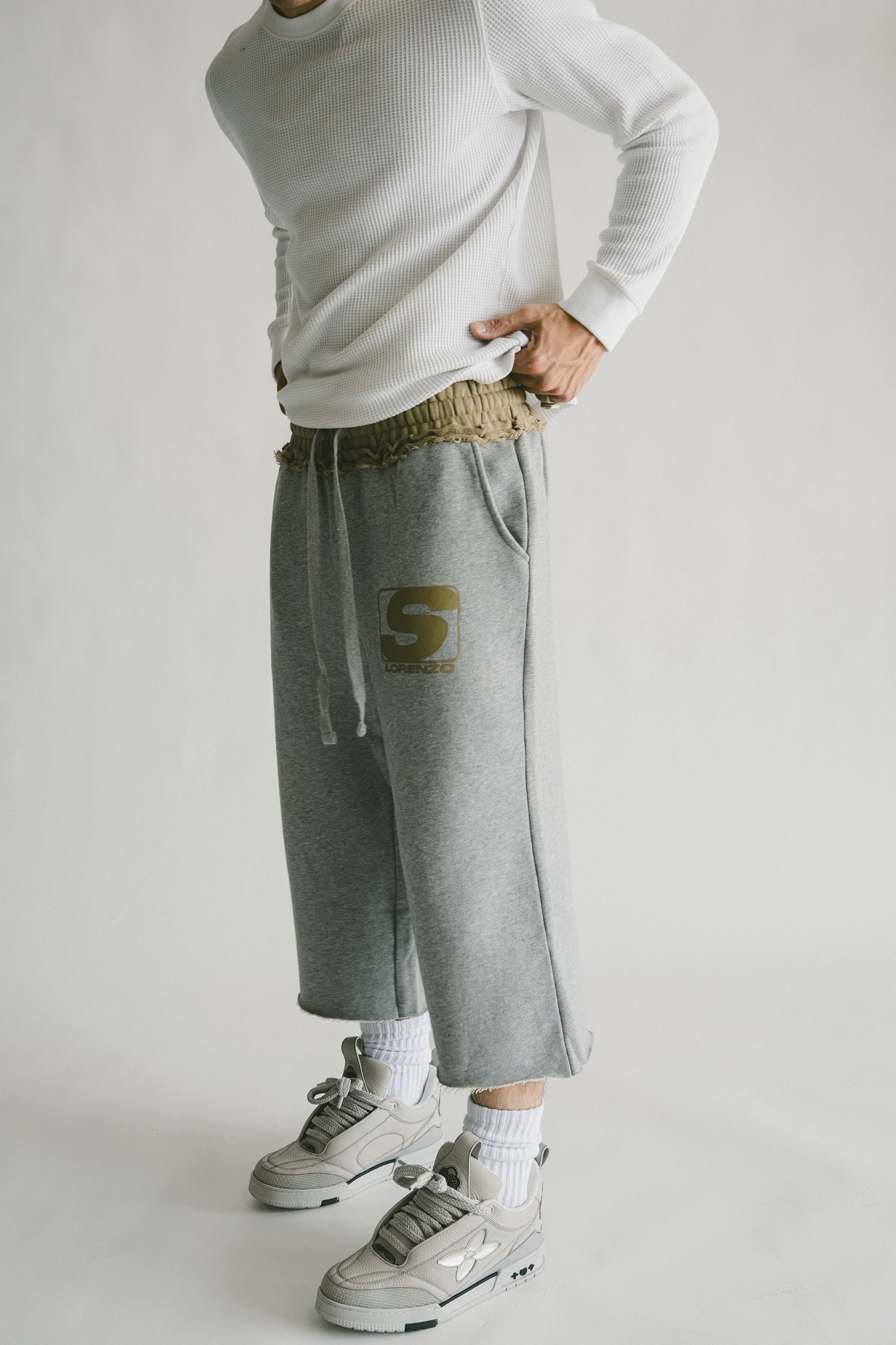 GREY 3/4 SHORTS